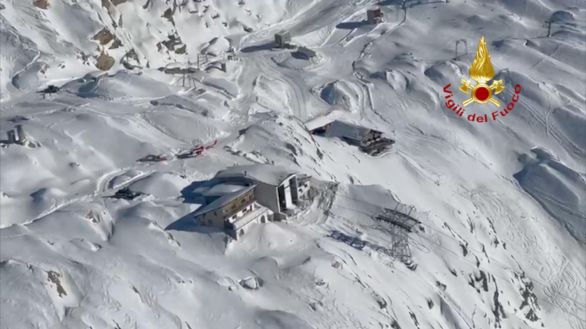 Evacuadas un centenar de personas atrapadas durante horas en un teleférico de los Alpes italianos
