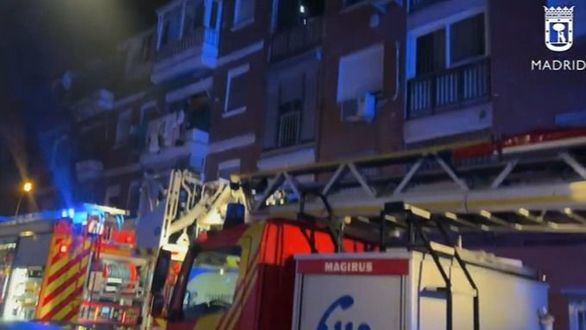 Cuatro miembros de una familia, heridos en el incendio de un piso en Madrid
