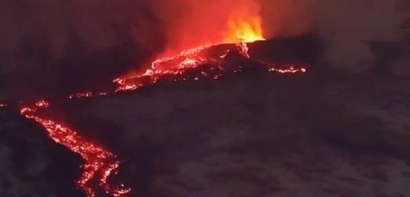 El volcán Etna vuelve a entrar en erupción y deja ríos de lava en Sicilia