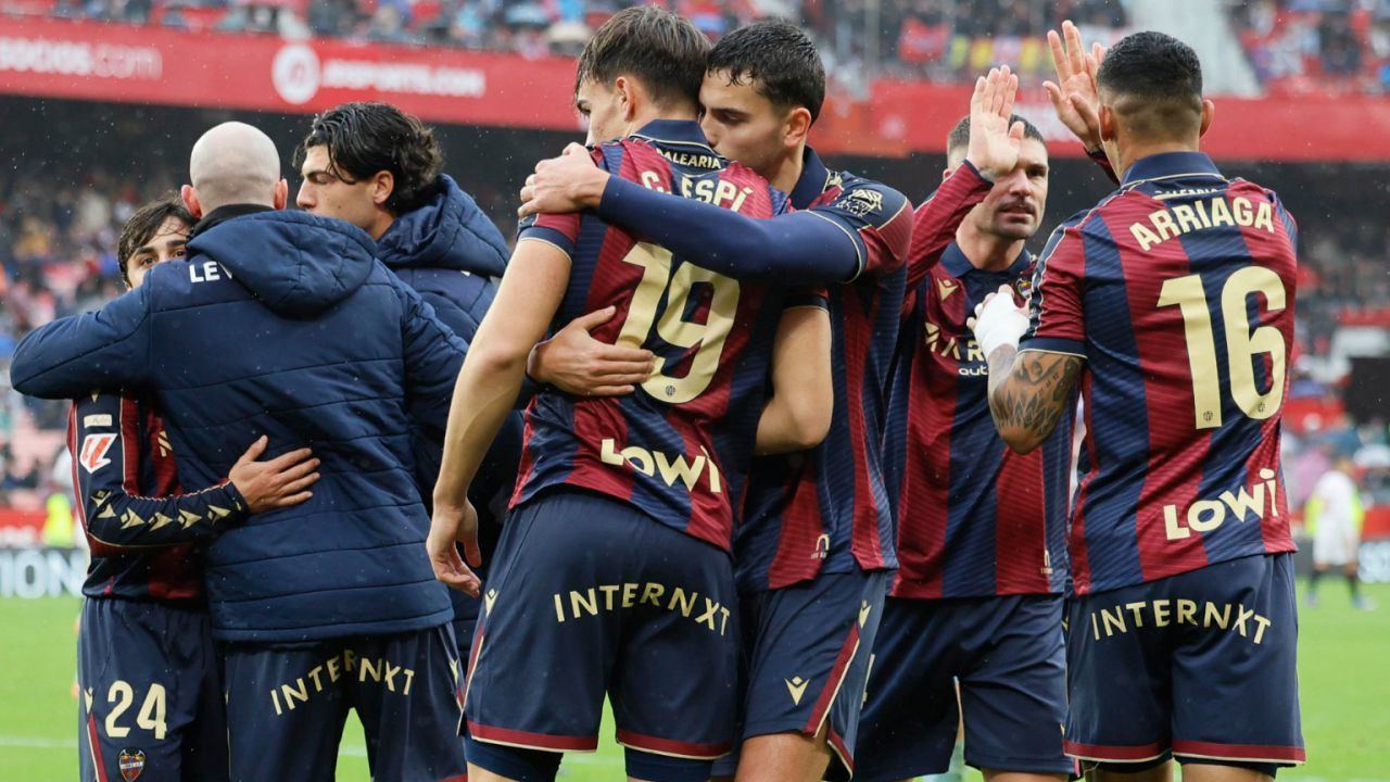 LaLiga. El Levante se agarra a la permanencia goleando al Sevilla