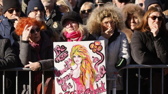 Miles de admiradores acuden a la misa funeral de Brigitte Bardot en Saint Tropez