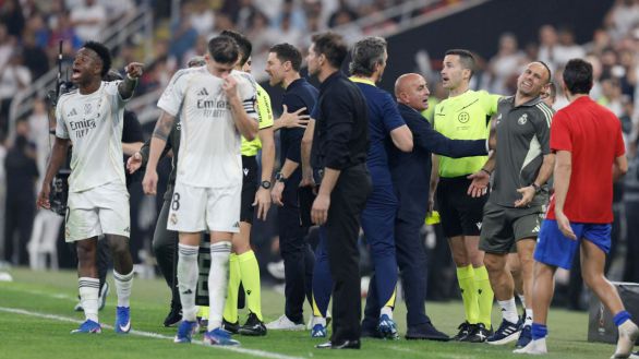 Lío en el derbi: Simeone y Vinicius se enzarzan y Xabi Alonso regaña al Cholo