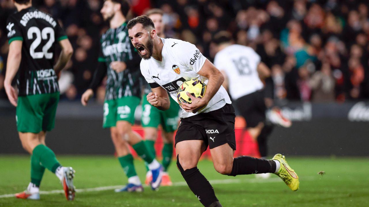 LaLiga. Un penalti en los últimos minutos evita una tragedia del Valencia