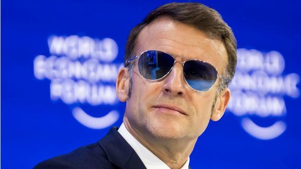 Macron asiste al foro de Davos con gafas de sol por una dolencia ocular