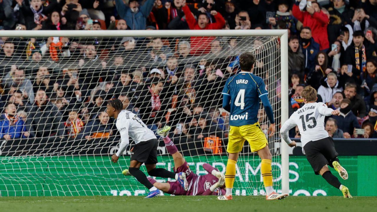 LaLiga. El Valencia le gana al Espanyol con un penalti polémico en el minuto 95