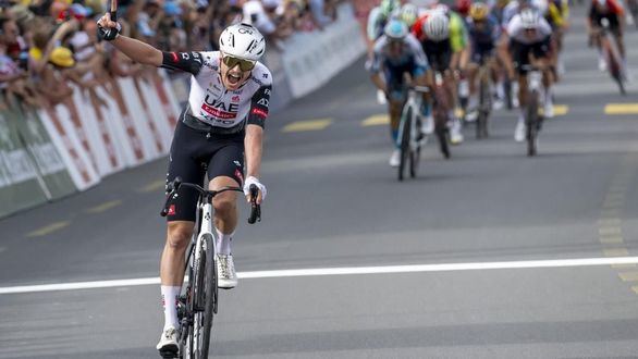 Increíble: el ciclista Jay Vine se estrella con un canguro y aún así gana la carrera