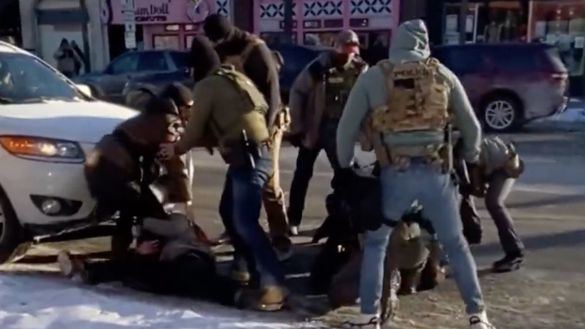 Nuevos vídeos muestran al hombre abatido en Mineápolis protegiendo a varias personas