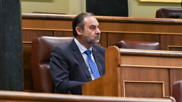 Ábalos renuncia a su escaño en el Congreso dos meses después de entrar en prisión