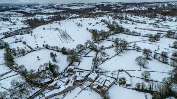 El temporal provoca un derrumbe en la eólica y obliga a Red Eléctrica a cortar el suministro a la industria