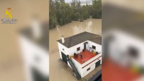 Así han sido evacuados vecinos de Jerez atrapados por la crecida del río Guadalete