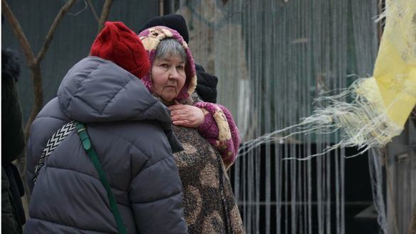 Ucrania acusa a Rusia de bombardear un mercado en Donetsk con bombas de racimo