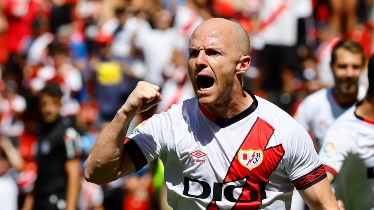 El estado del césped en Vallecas obliga a LaLiga a aplazar el Rayo-Oviedo 'por seguridad'