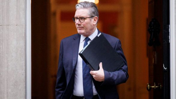 El escándalo Epstein se lleva por delante al principal asesor de Starmer
