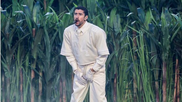 Bad Bunny vistió un conjunto de Zara durante el espectáculo del Super Bowl