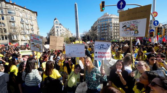 Miles de docentes toman la calle en Cataluña para reclamar mejores salarios y más recursos