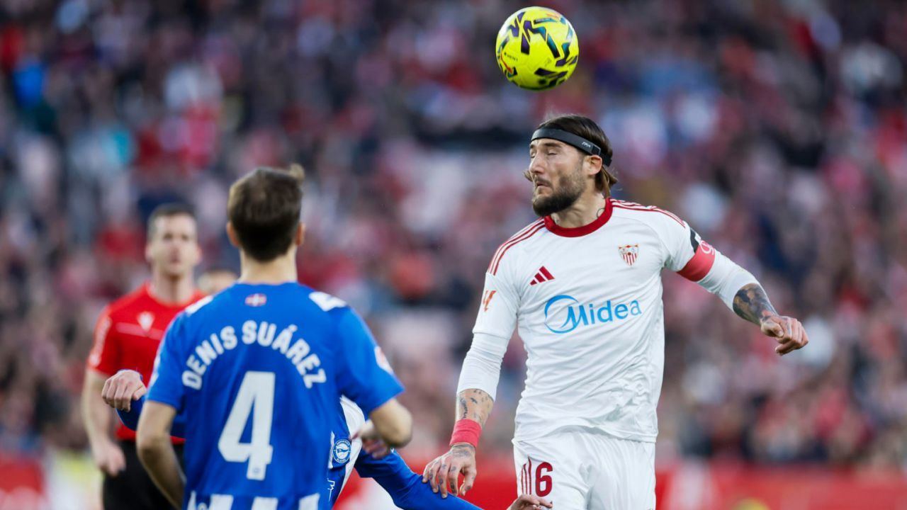 LaLiga. El Sevilla resiste el caos, el barro y a Juanlu ante el Alavés