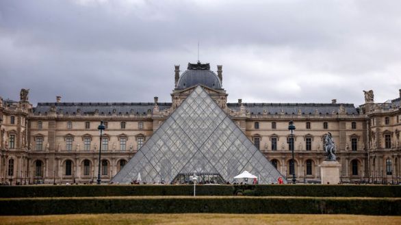 La presidenta del Louvre presenta su dimisión tras las numerosas crisis del museo