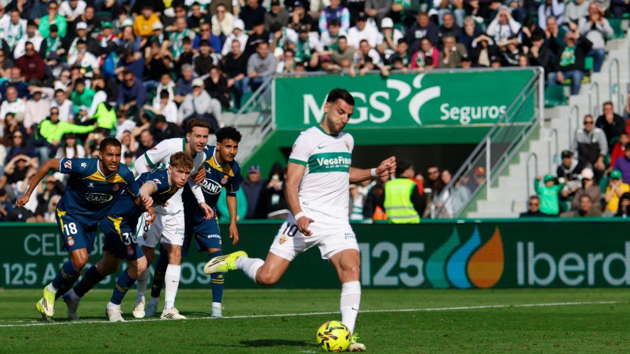 LaLiga. El Elche frustra al Espanyol en un choque salpicado por el racismo