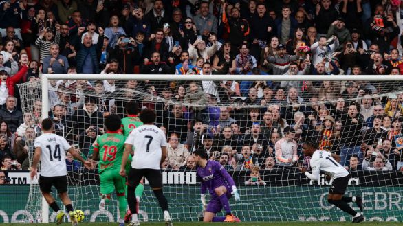 LaLiga. El Valencia derrota a Osasuna y se aleja del descenso