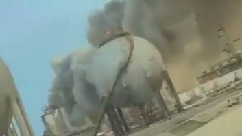 La mayor refinería de Arabia Saudí recibe el impacto de restos de drones iraníes