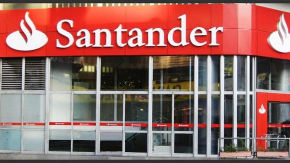 Santander lanza la ReBeca, un complemento económico para sus becados
