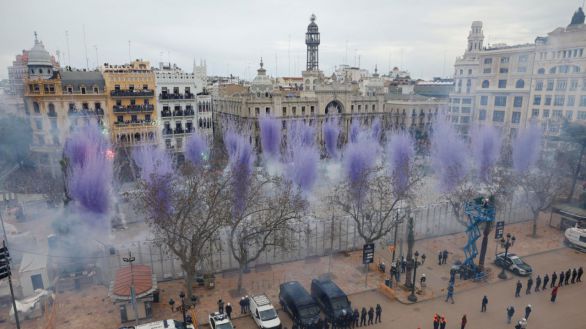 El blanco y el morado protagonizan la mascletá del 8M de las Fallas de Valencia