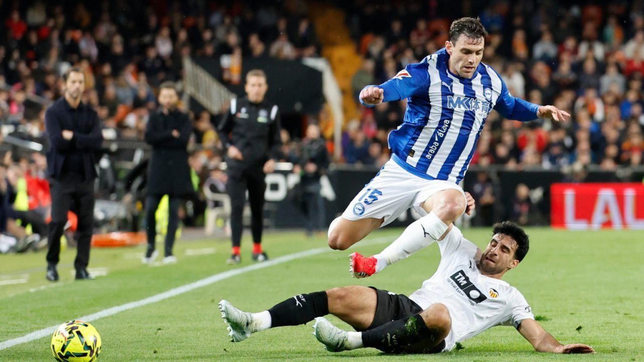 LaLiga. Un penalti en el minuto 98 salva al Valencia ante el Alavés