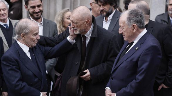 Compañeros y amigos se despiden de Raúl del Pozo en la capilla ardiente