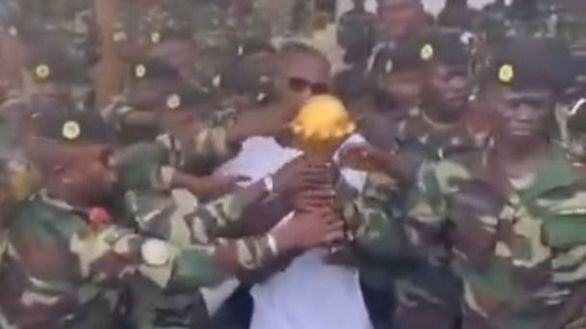 Sigue el lío: Senegal lleva la Copa África a un cuartel militar para que no se la quiten la CAF