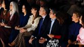 Feijóo se deja ver en la pasarela madrileña para apoyar la moda española y gallega