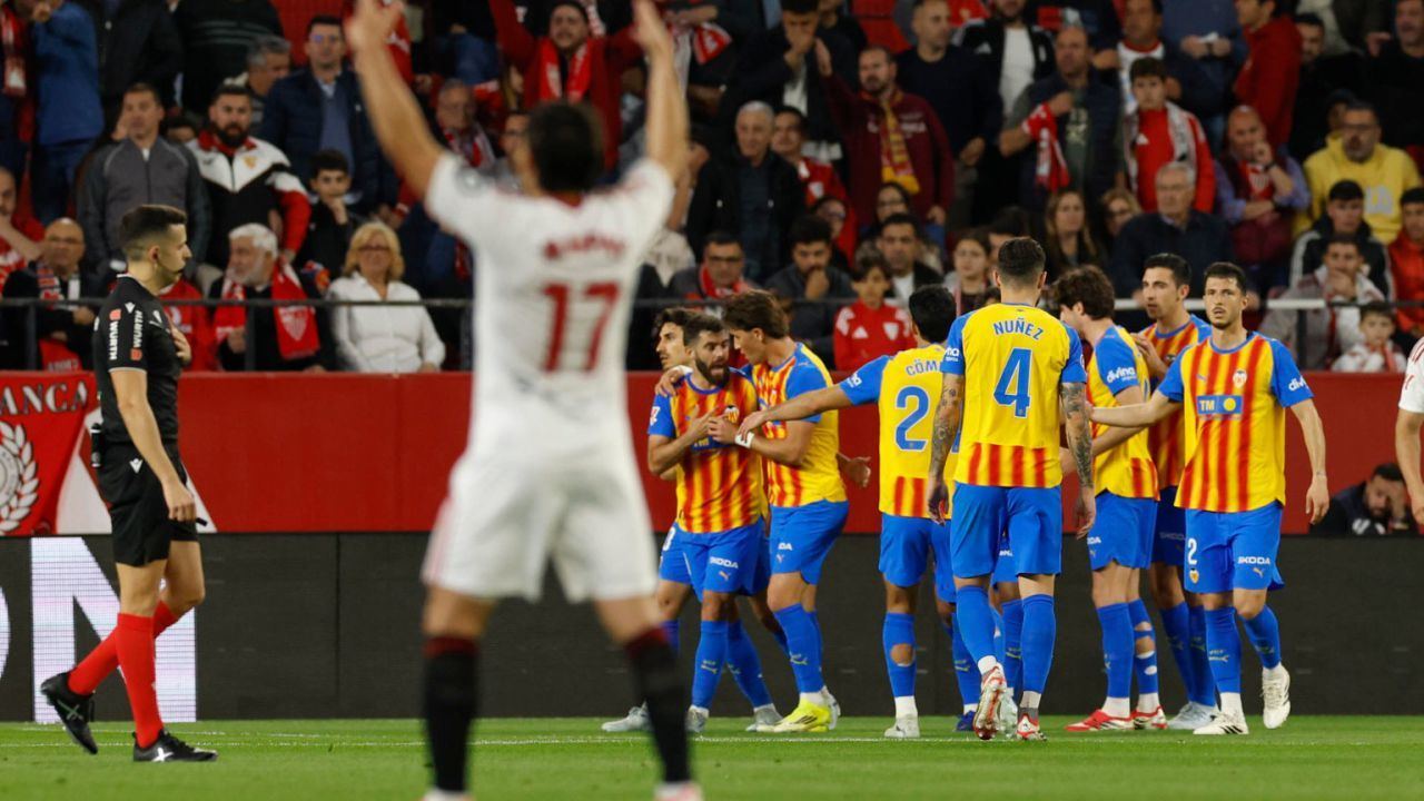 LaLiga. El Valencia da un salto en el Pizjuán y complica al Valencia