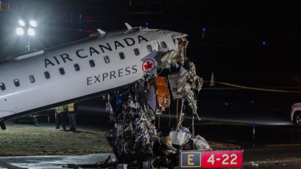 Dos muertos al chocar un avión de Air Canada con un camión de bomberos