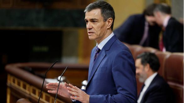 Sánchez reaviva la pancarta del 'No a la guerra' y culpa a Feijóo de las decisiones de Aznar