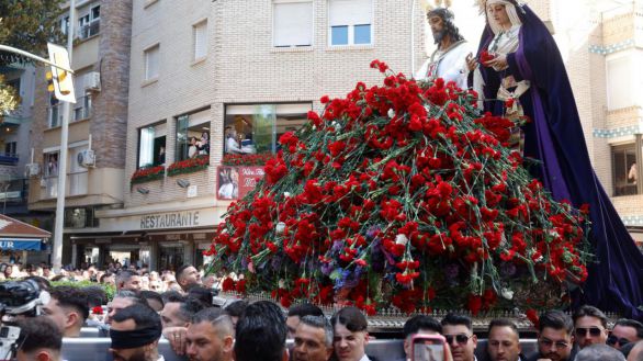 Miles de personas y cientos de claveles rojos arropan a Jesús Cautivo en Málaga