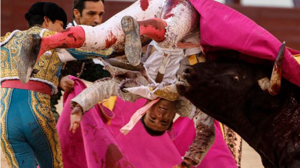 El albaceteño Cristian Pérez emerge en Las Ventas pese a una aparatosa cogida