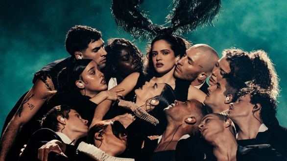 Rosalía lleva a Madrid al éxtasis con su puesta en escena de 'Lux'