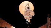 El vestuario de Rosalía en 'Lux': entre lo sacro, lo teatral y lo actual