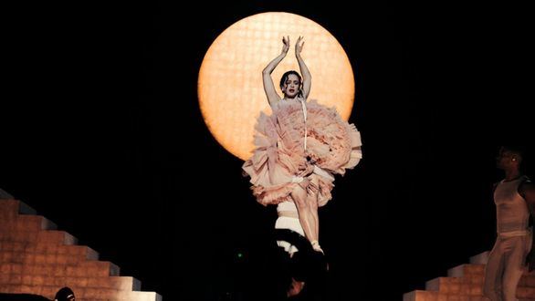 El vestuario de Rosalía en 'Lux': entre lo sacro, lo teatral y lo actual