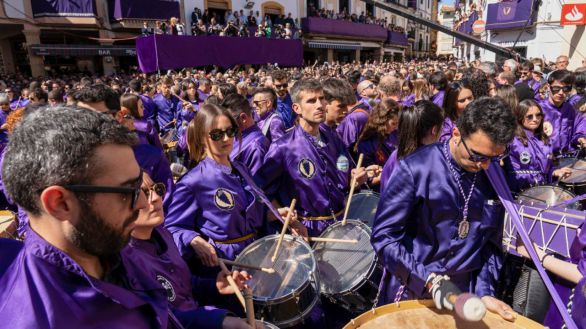 El Bajo Aragón hará temblar la madrugada del Jueves Santo con tambores y bombos