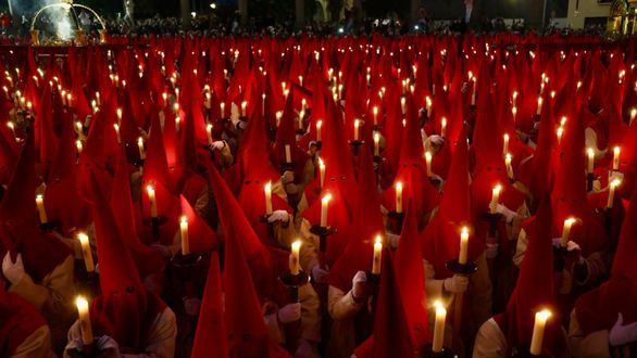 Zamora enmudece, más de dos mil cofrades juran silencio arrodillados