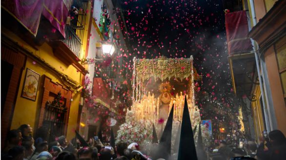 Fervor en Sevilla en una Madrugá de contrastes y devoción