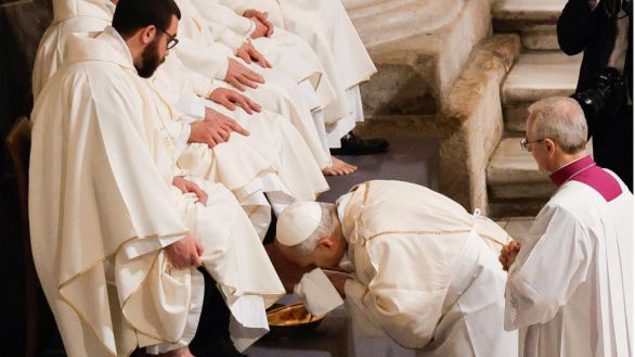 León XIV lava los pies a 12 sacerdotes de San Juan de Letrán en su primer Jueves Santo