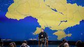 Zelensky en una imagen de archivo junto un mapa de Ucrania