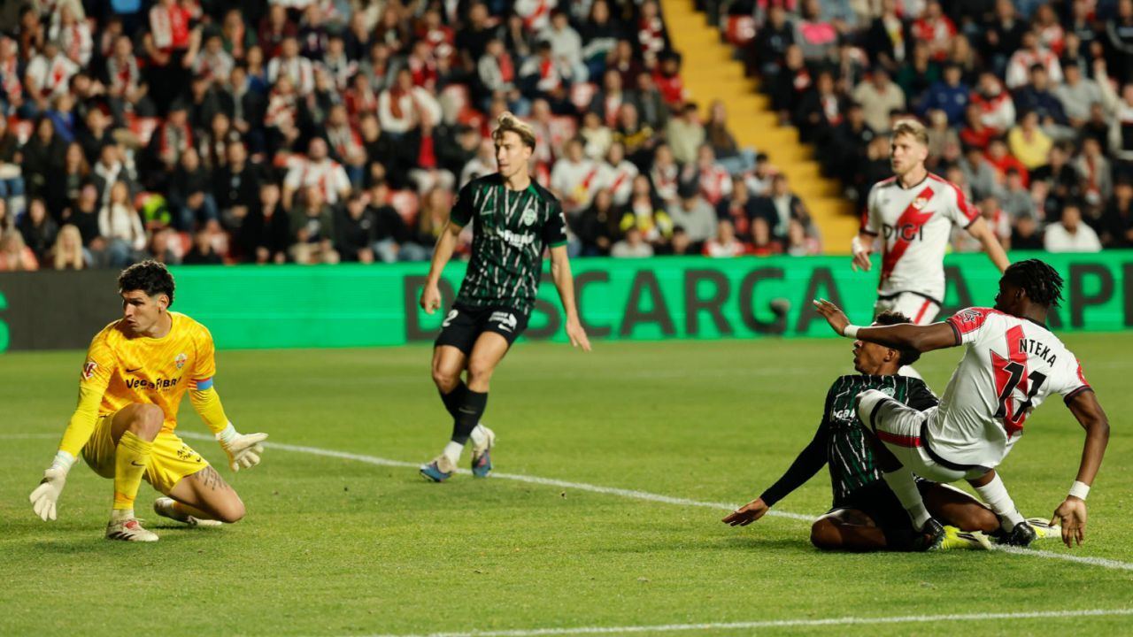 LaLiga. El Rayo da un salto hacia la permanencia y complica al Elche