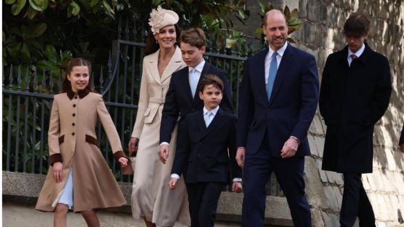 La familia real británica asiste a la misa de Pascua