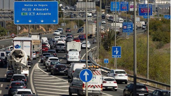 Retenciones y tráfico lento hacia las grandes ciudades en la vuelta de Semana Santa