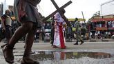 Miembros de la iglesia católica de San León participan en la procesión del Vía Crucis el Viernes Santo en Ikeja, Lagos, Nigeria.