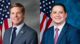 Los congresistas Eric Swalwell y Tony Gonzales.