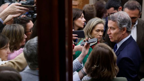 Feijóo estalla contra la regularización "a granel" de Sánchez y exige una cifra concreta