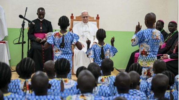 El Papa, en Camerún: "El mundo está siendo destruido por unos pocos tiranos"